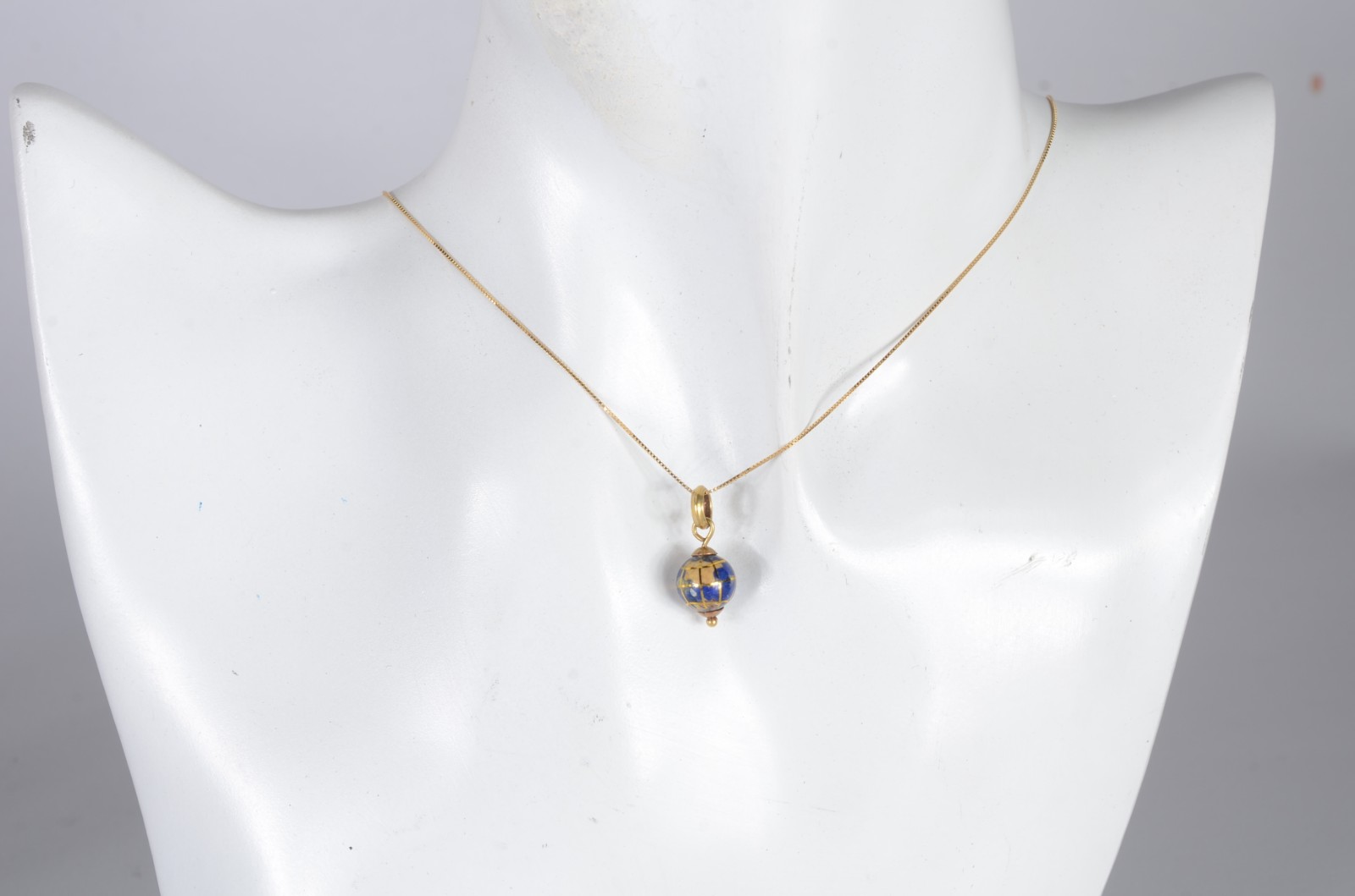 Colar de ouro 18 k., contraste 750 mls com pendente feitio globo... - foto 5 de 5