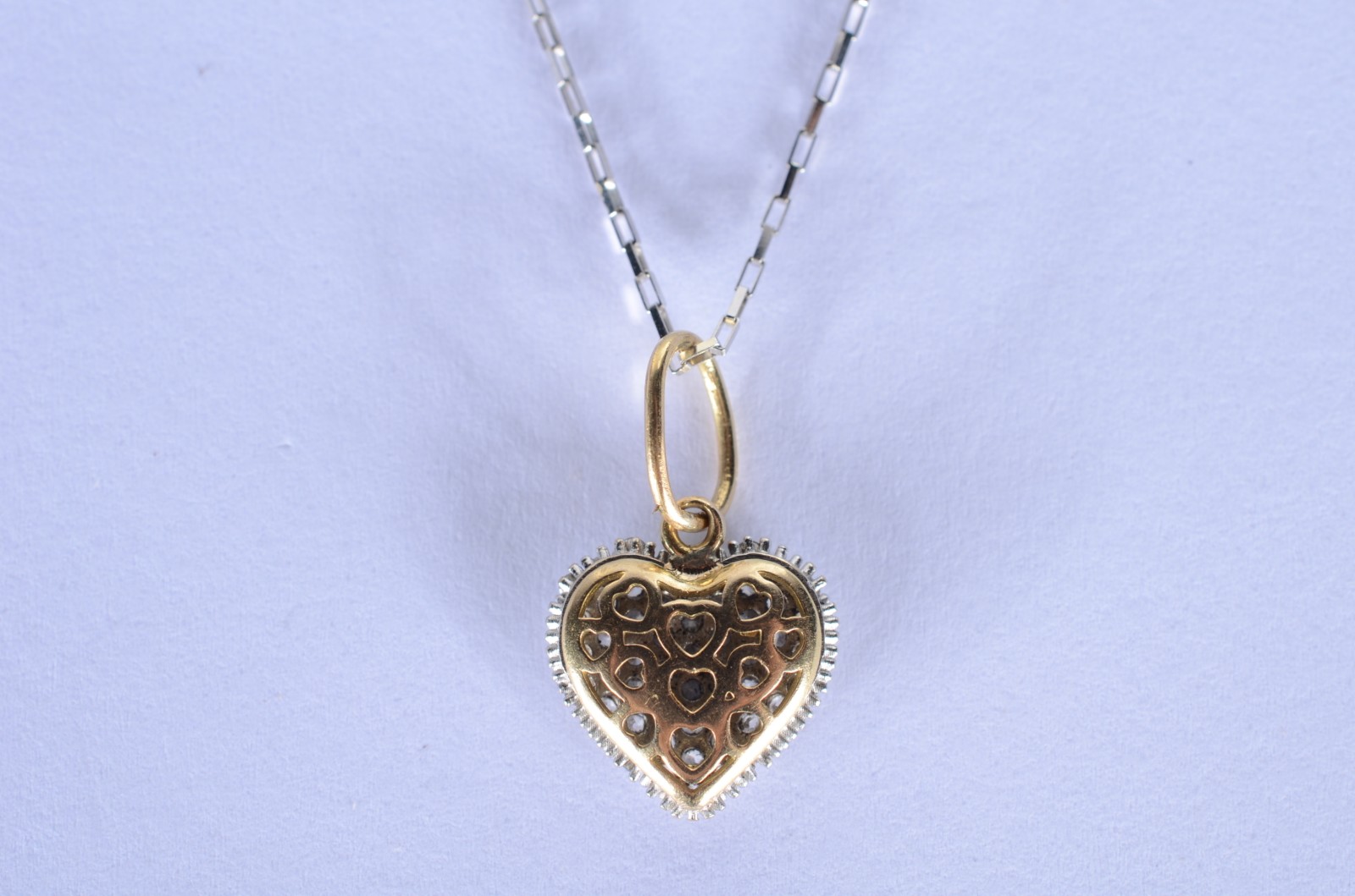 Colar de ouro branco e pendente cravejado com brilhantes. (Por... - foto 3 de 7