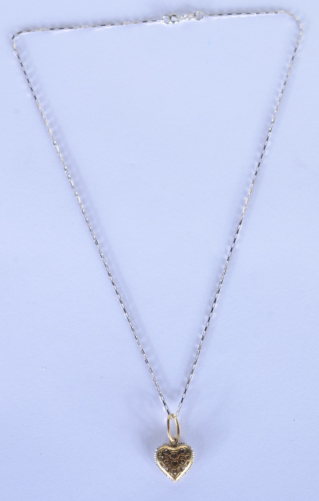 Colar de ouro branco e pendente cravejado com brilhantes. (Por... - foto 4 de 7