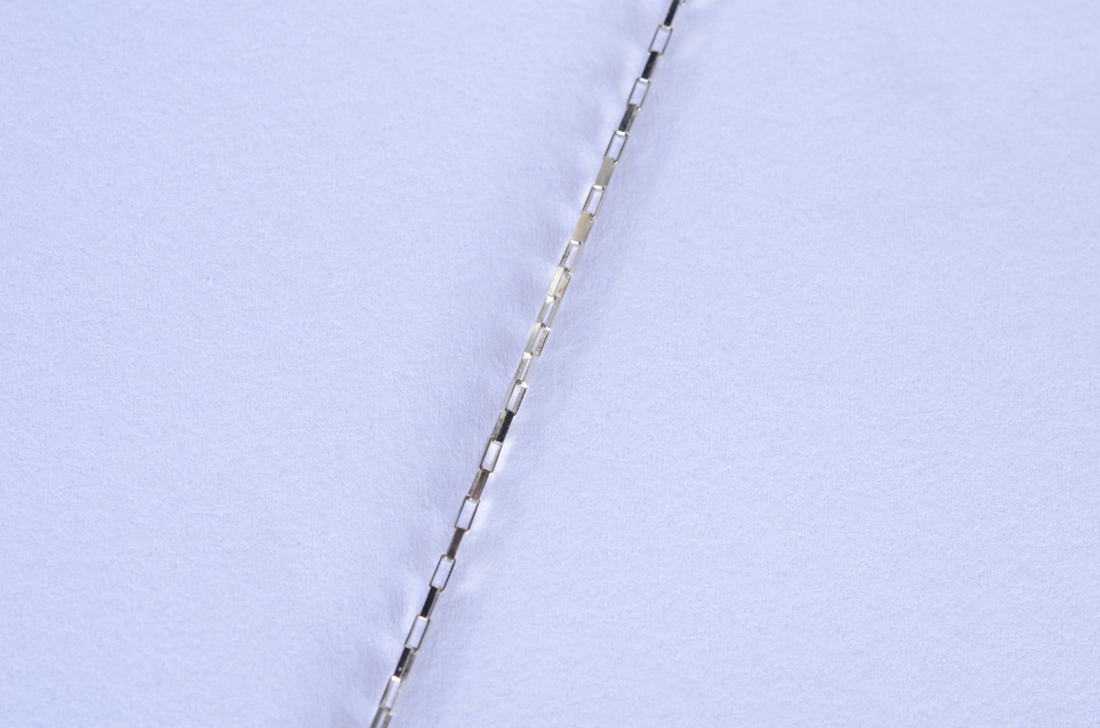 Colar de ouro branco e pendente cravejado com brilhantes. (Por... - foto 6 de 7