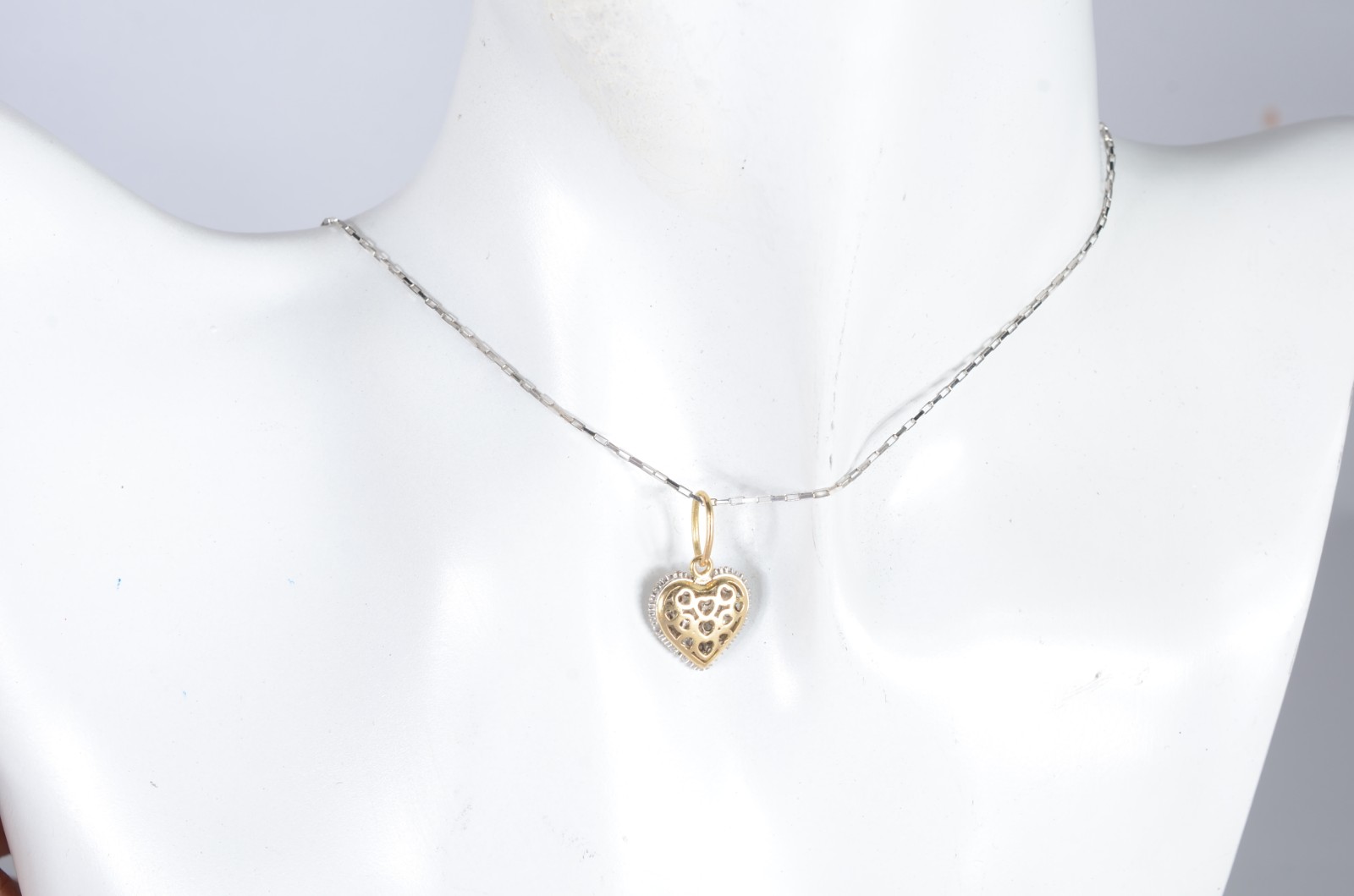 Colar de ouro branco e pendente cravejado com brilhantes. (Por... - foto 7 de 7