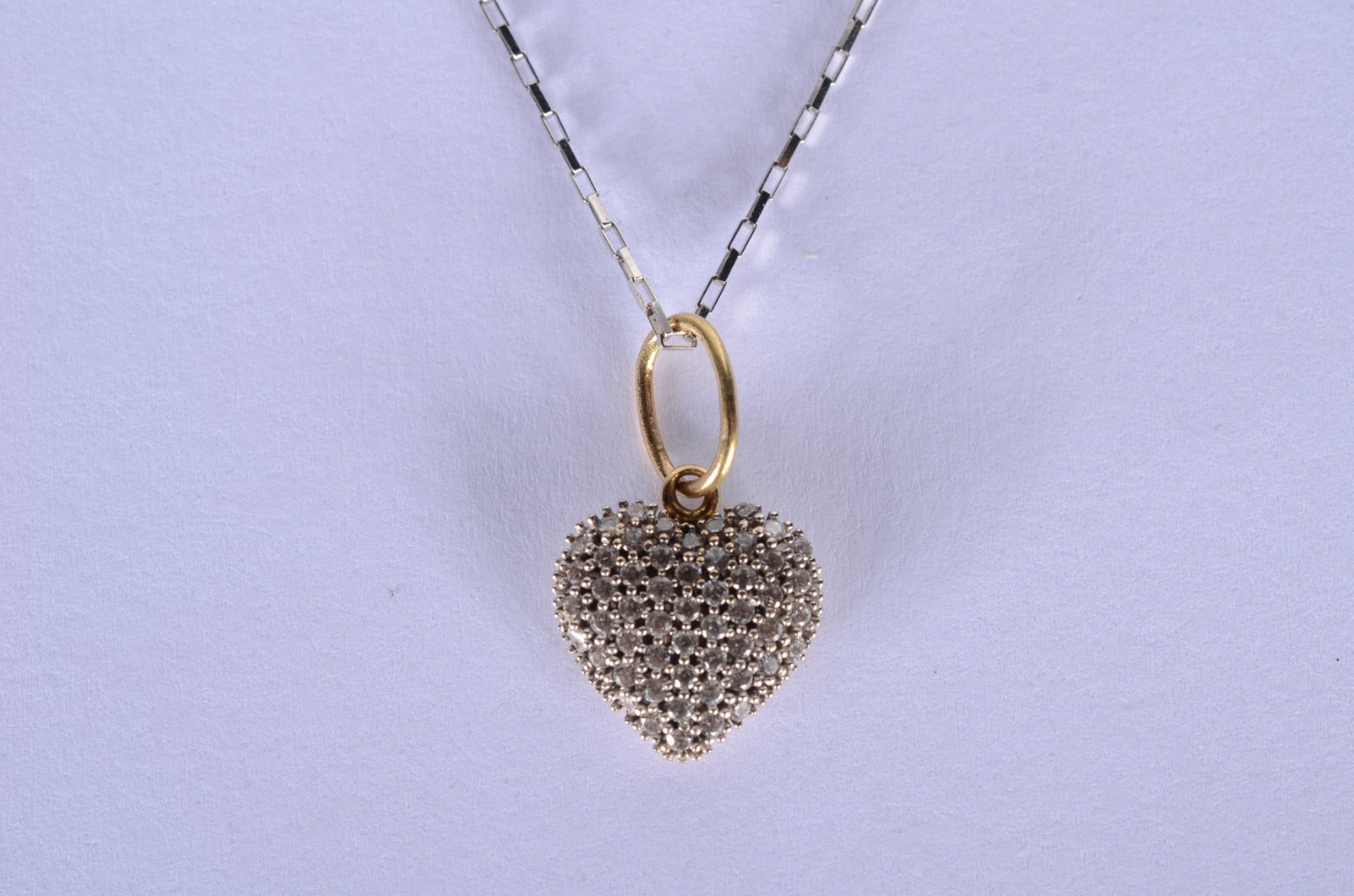 Colar de ouro branco e pendente cravejado com brilhantes. (Por... - foto 1 de 7