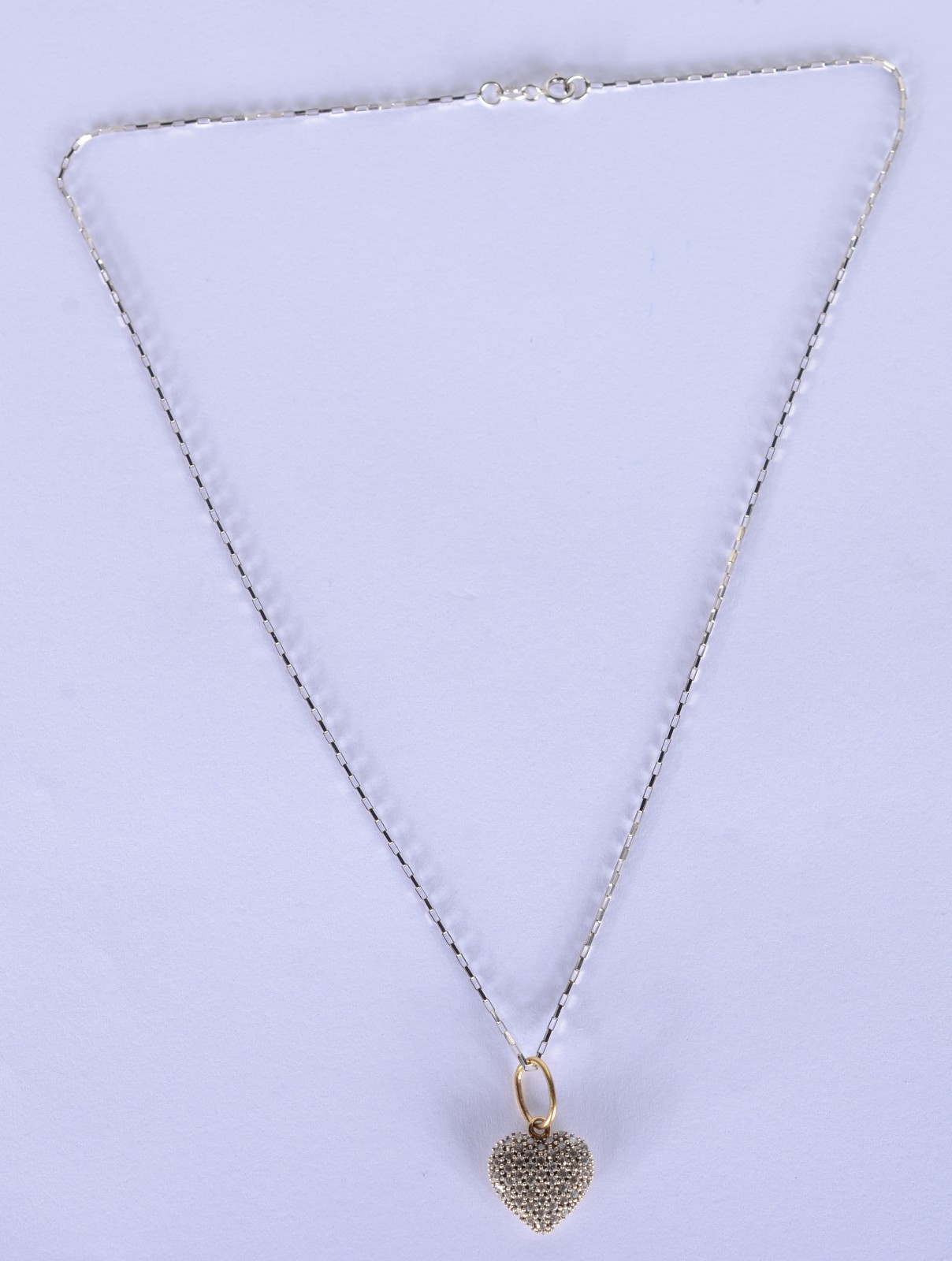 Colar de ouro branco e pendente cravejado com brilhantes. (Por... - foto 2 de 7