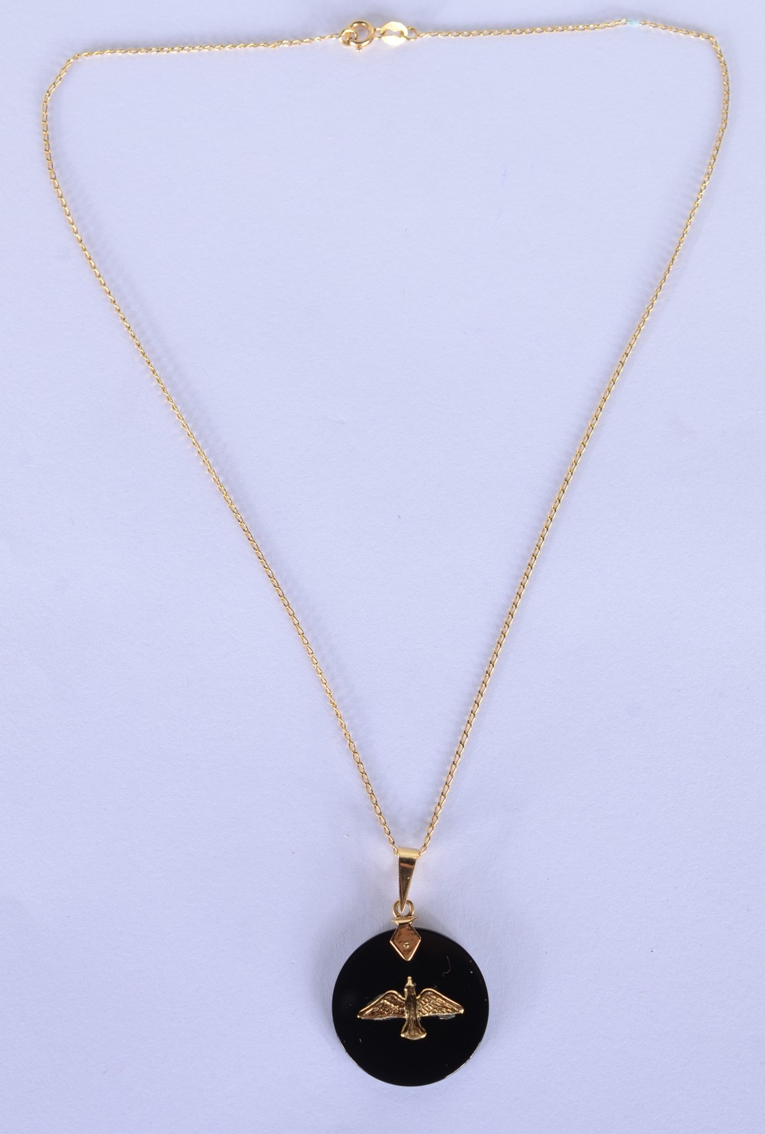 Colar de ouro 18 k., contraste 750 mls com pendente e pedra preta... - foto 2 de 6