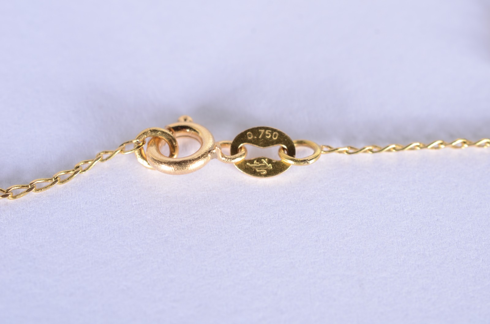 Colar de ouro 18 k., contraste 750 mls com pendente e pedra preta... - foto 4 de 6