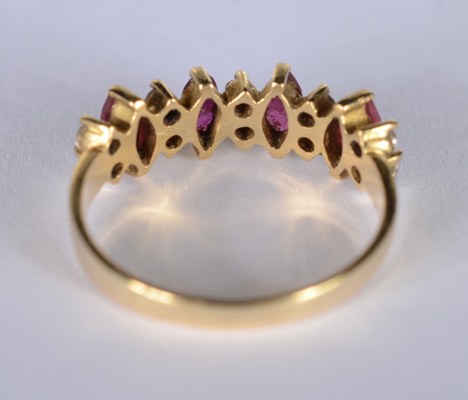 Anel de ouro 18 k., contraste 750 mls com 10 brilhantes e rubilitas... - foto 4 de 5