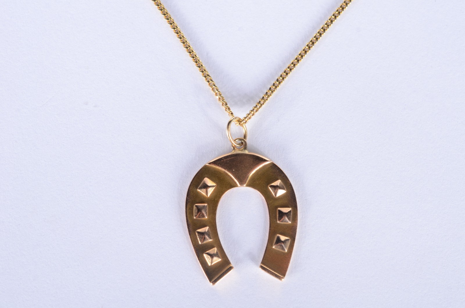 Colar de ouro 18 k., com pendente feitio ferradura. (Por motivos de... - foto 1 de 6