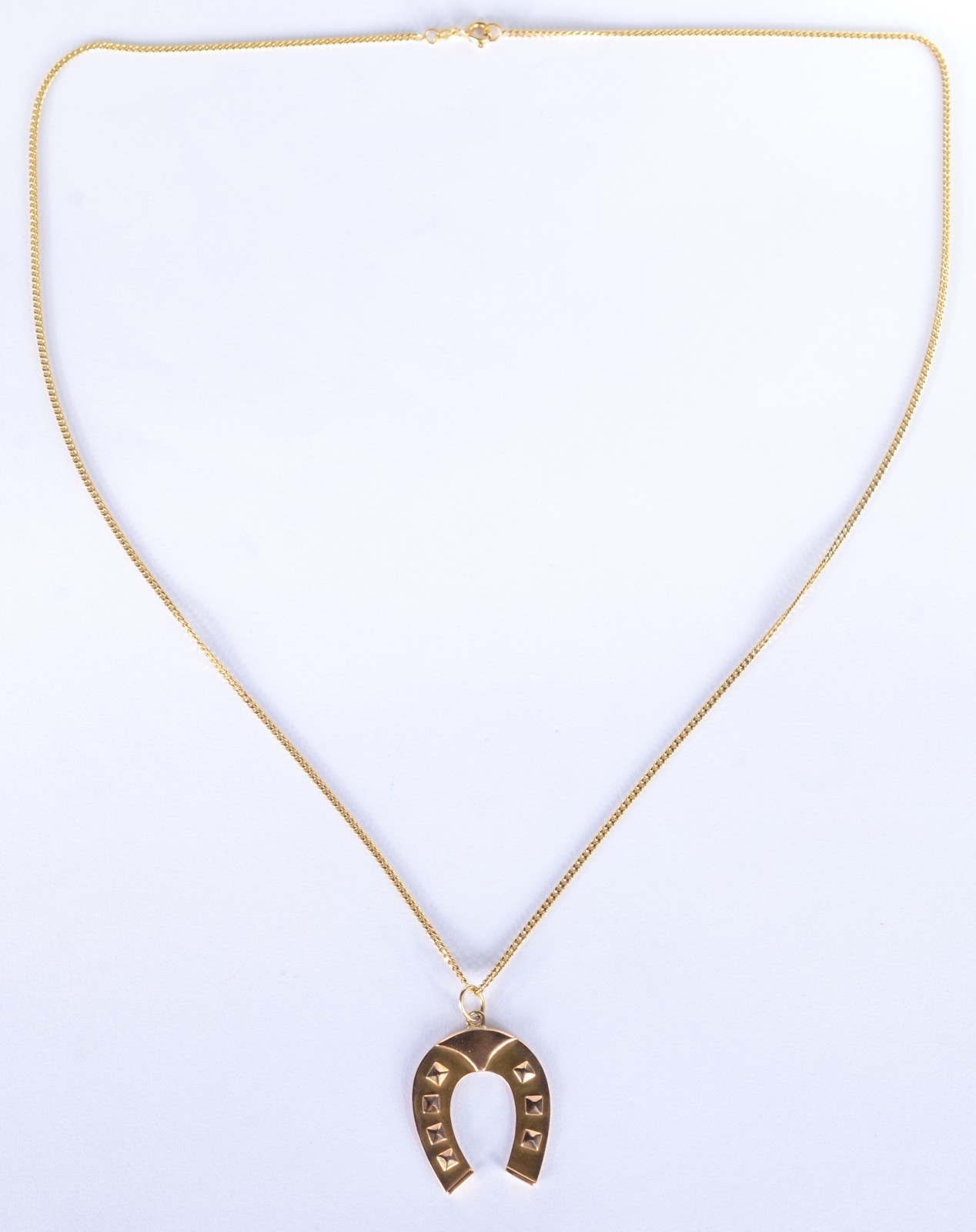 Colar de ouro 18 k., com pendente feitio ferradura. (Por motivos de... - foto 2 de 6