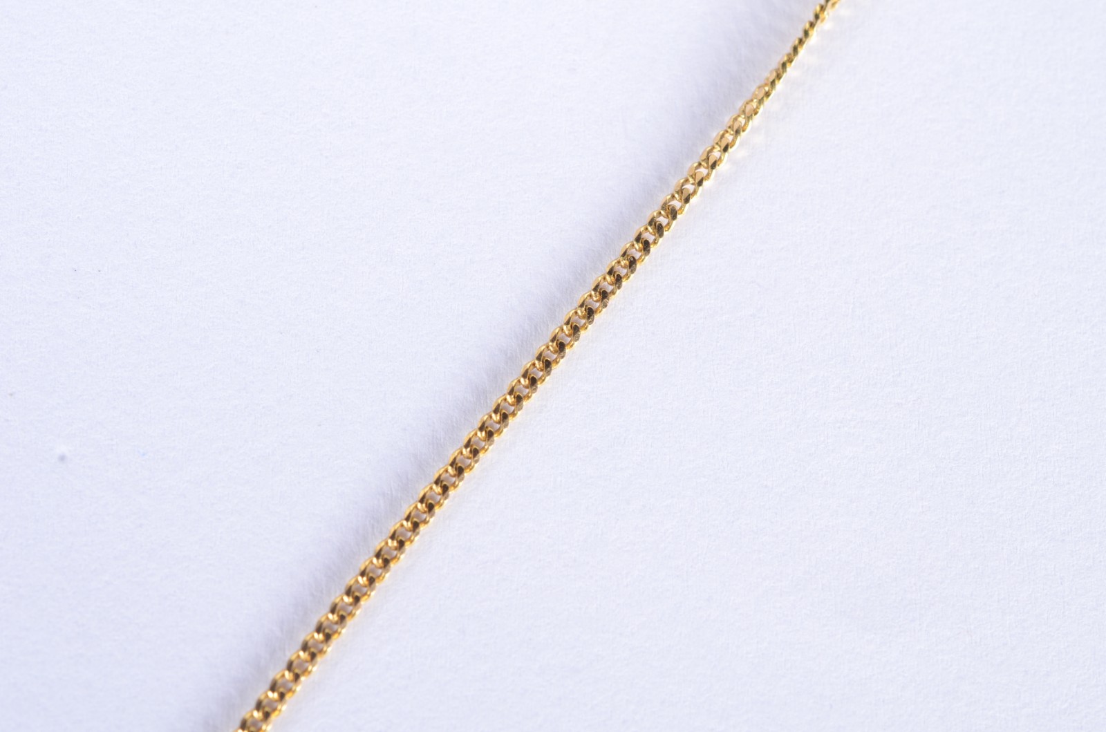 Colar de ouro 18 k., com pendente feitio ferradura. (Por motivos de... - foto 3 de 6