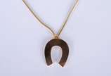 Colar de ouro 18 k., com pendente feitio ferrad... - Colar de ouro 18 k., com pendente feitio ferradura. (Por motivos de segurança a peça não se encontra na loja).