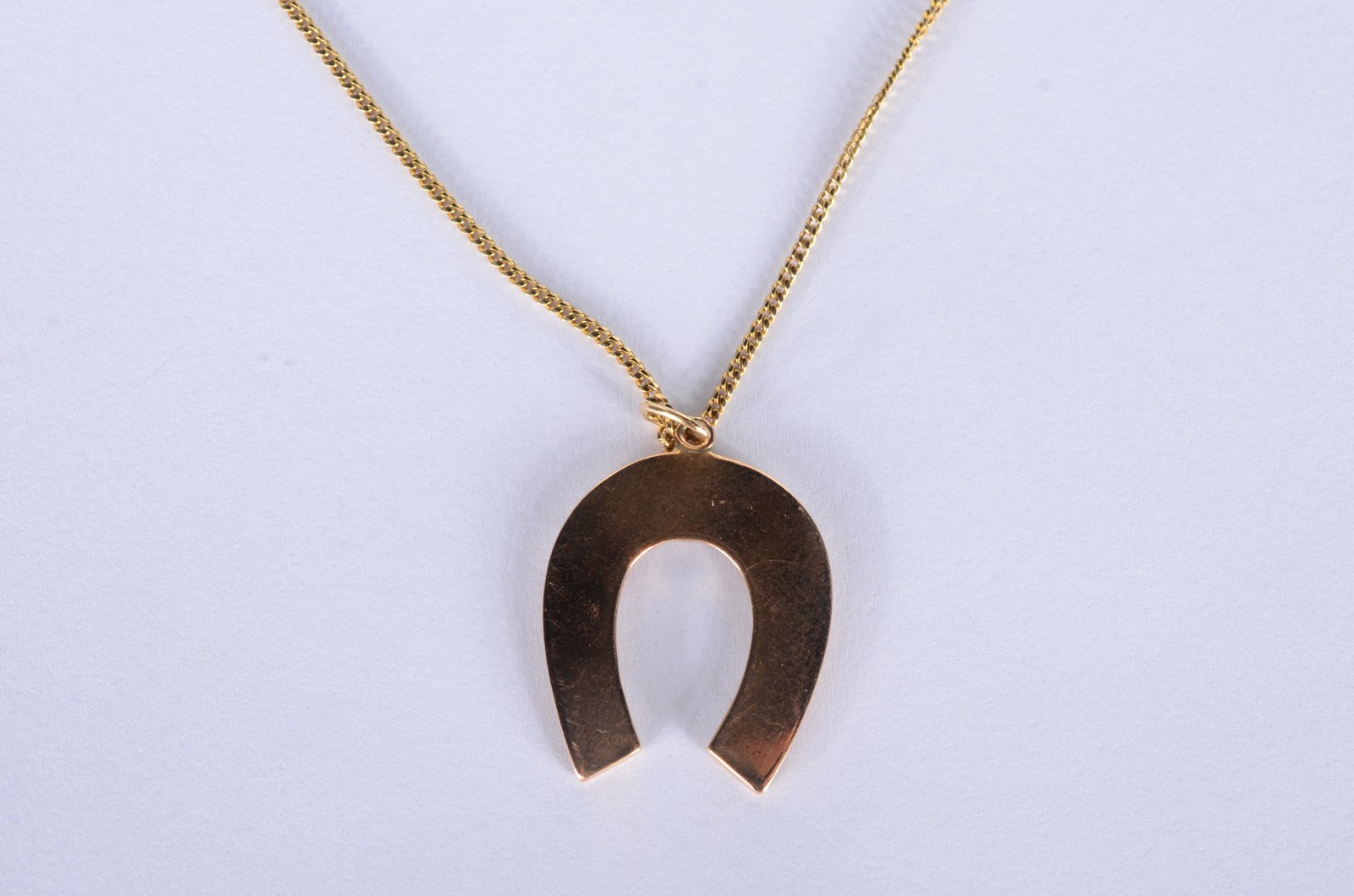 Colar de ouro 18 k., com pendente feitio ferradura. (Por motivos de... - foto 4 de 6