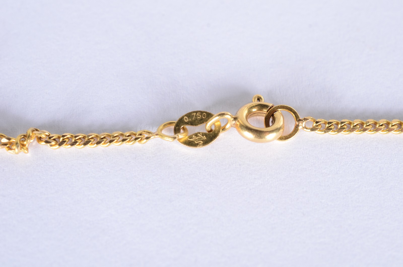 Colar de ouro 18 k., com pendente feitio ferradura. (Por motivos de... - foto 5 de 6