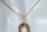 Colar de ouro 18 k., com pendente feitio ferrad... - Colar de ouro 18 k., com pendente feitio ferradura. (Por motivos de segurança a peça não se encontra na loja).