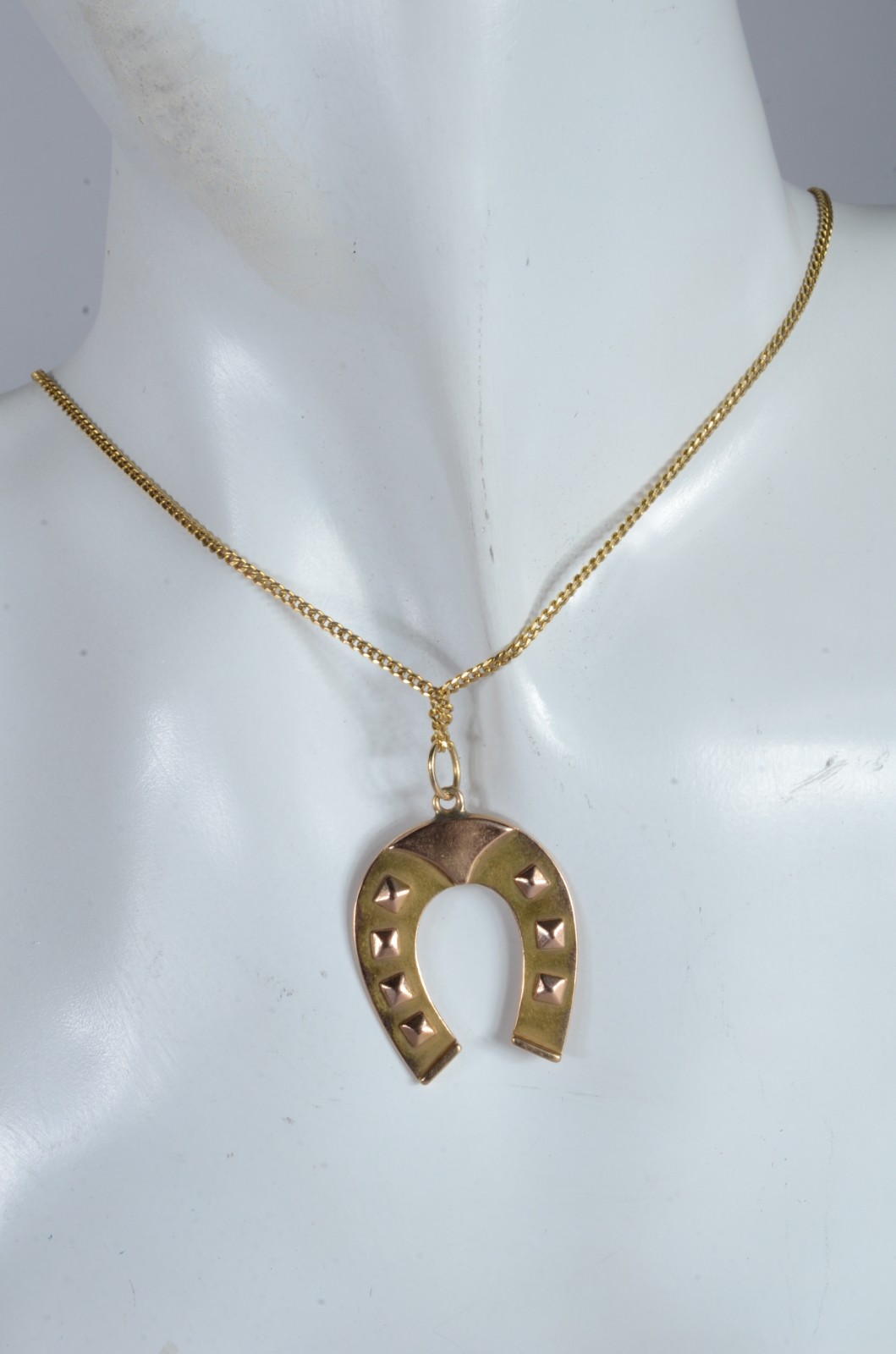 Colar de ouro 18 k., com pendente feitio ferradura. (Por motivos de... - foto 6 de 6