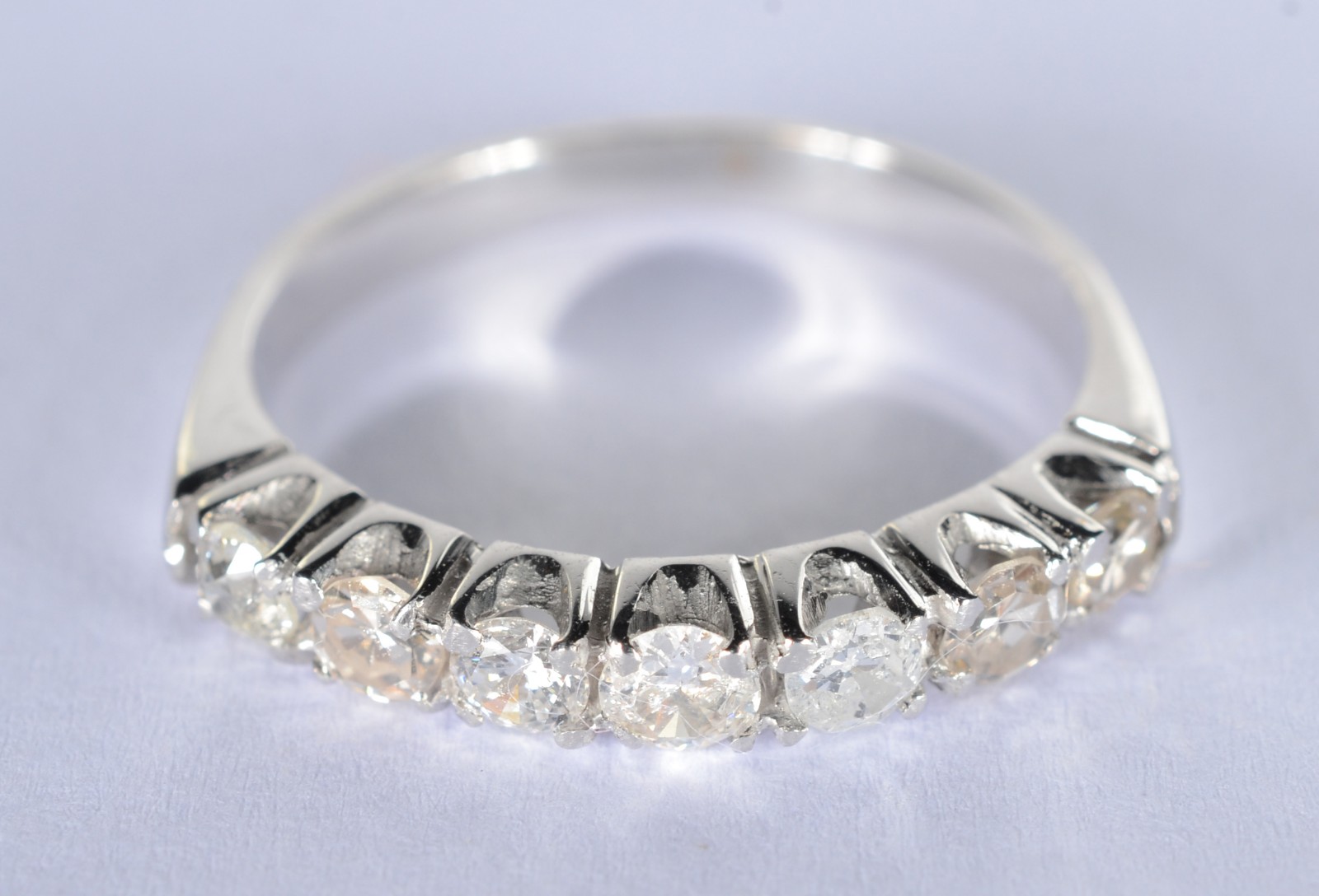 Anel de ouro branco com 7 brilhantes de 0,10 ct, aro 16. (Por motivos... - foto 1 de 6