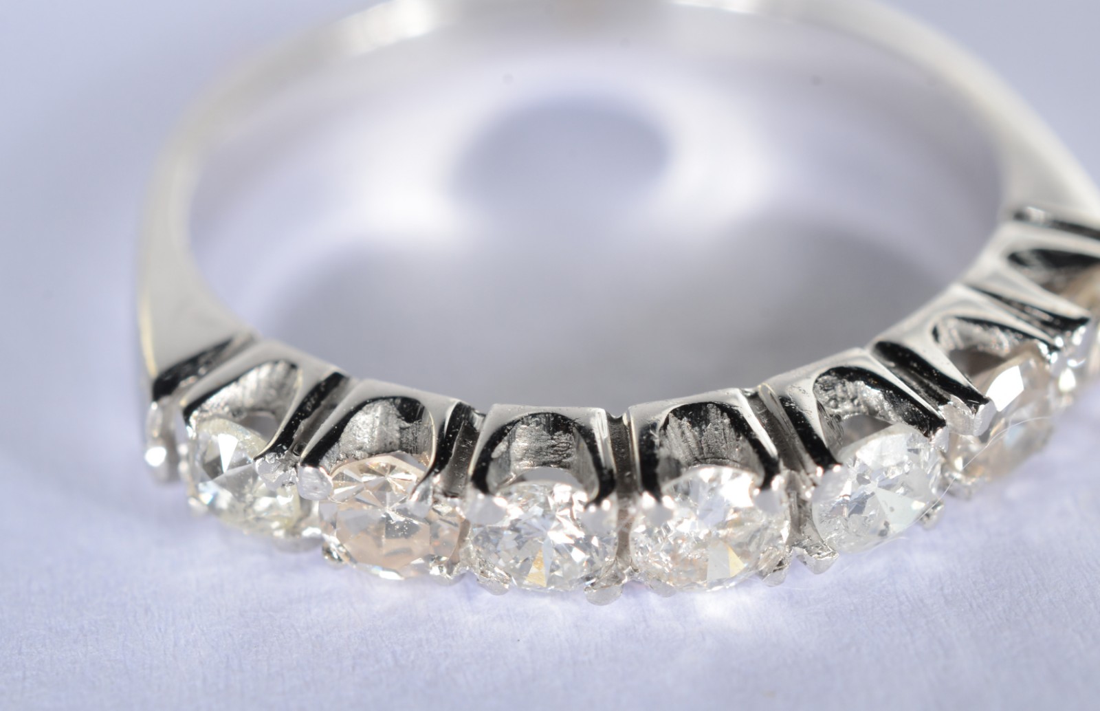 Anel de ouro branco com 7 brilhantes de 0,10 ct, aro 16. (Por motivos... - foto 2 de 6