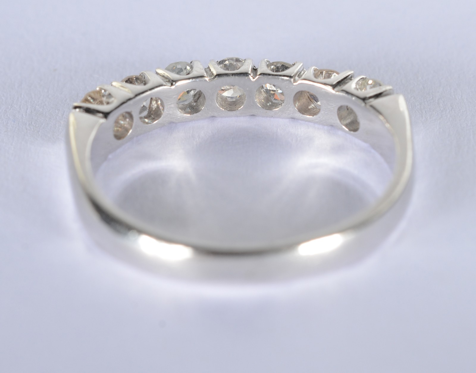 Anel de ouro branco com 7 brilhantes de 0,10 ct, aro 16. (Por motivos... - foto 4 de 6