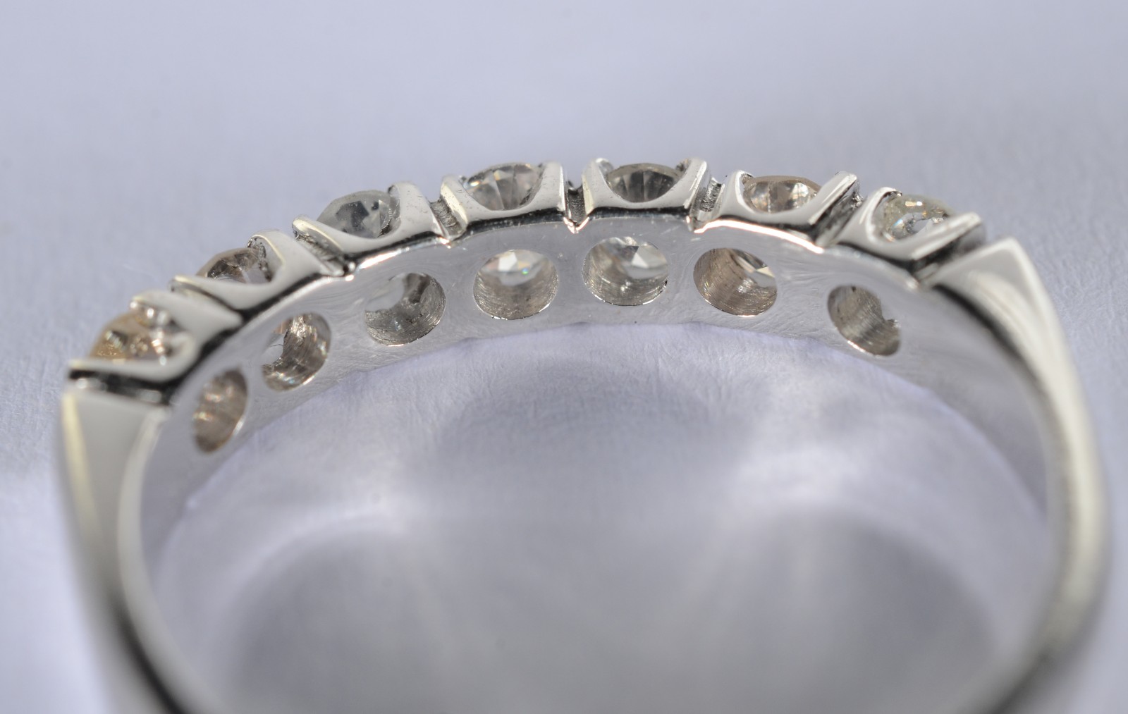 Anel de ouro branco com 7 brilhantes de 0,10 ct, aro 16. (Por motivos... - foto 5 de 6