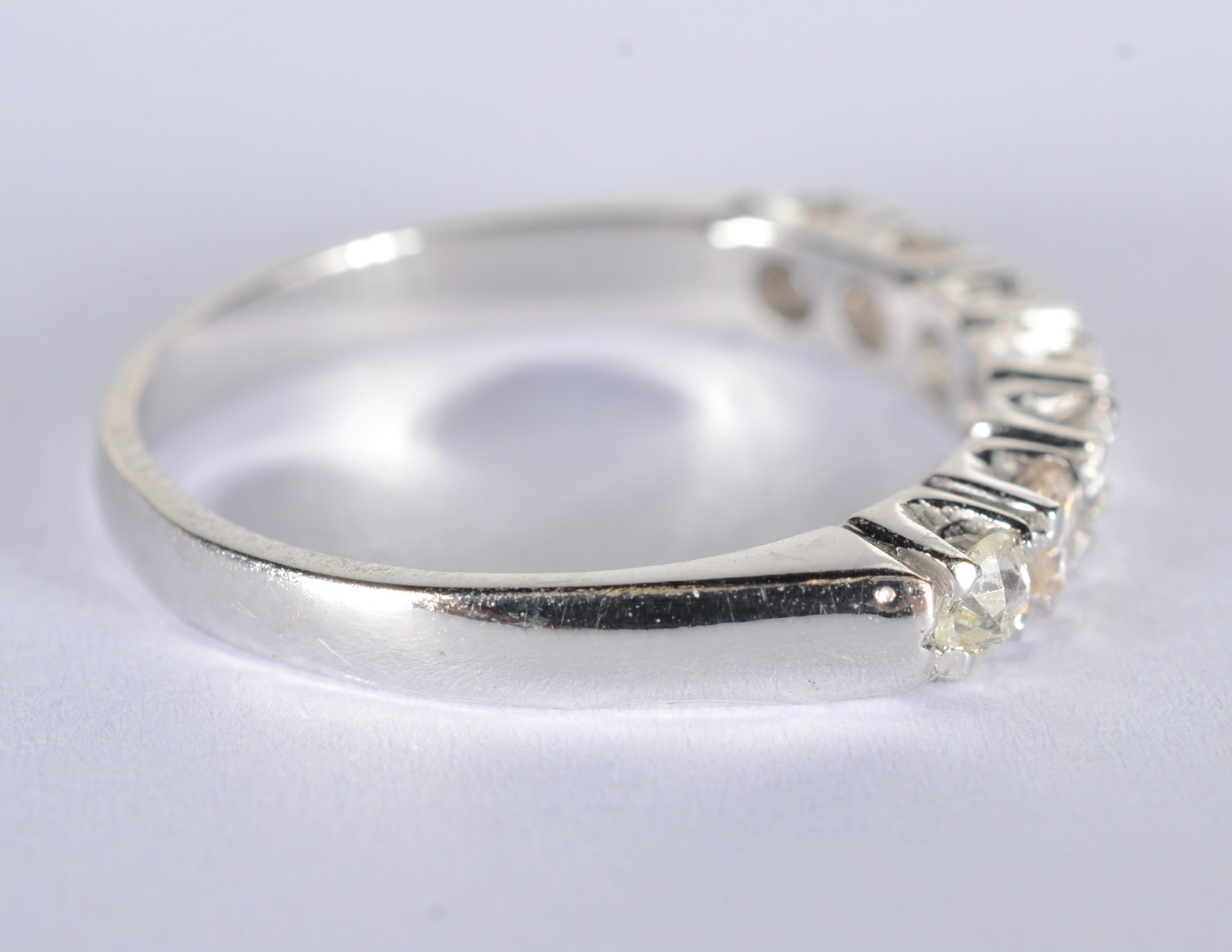 Anel de ouro branco com 7 brilhantes de 0,10 ct, aro 16. (Por motivos... - foto 3 de 6