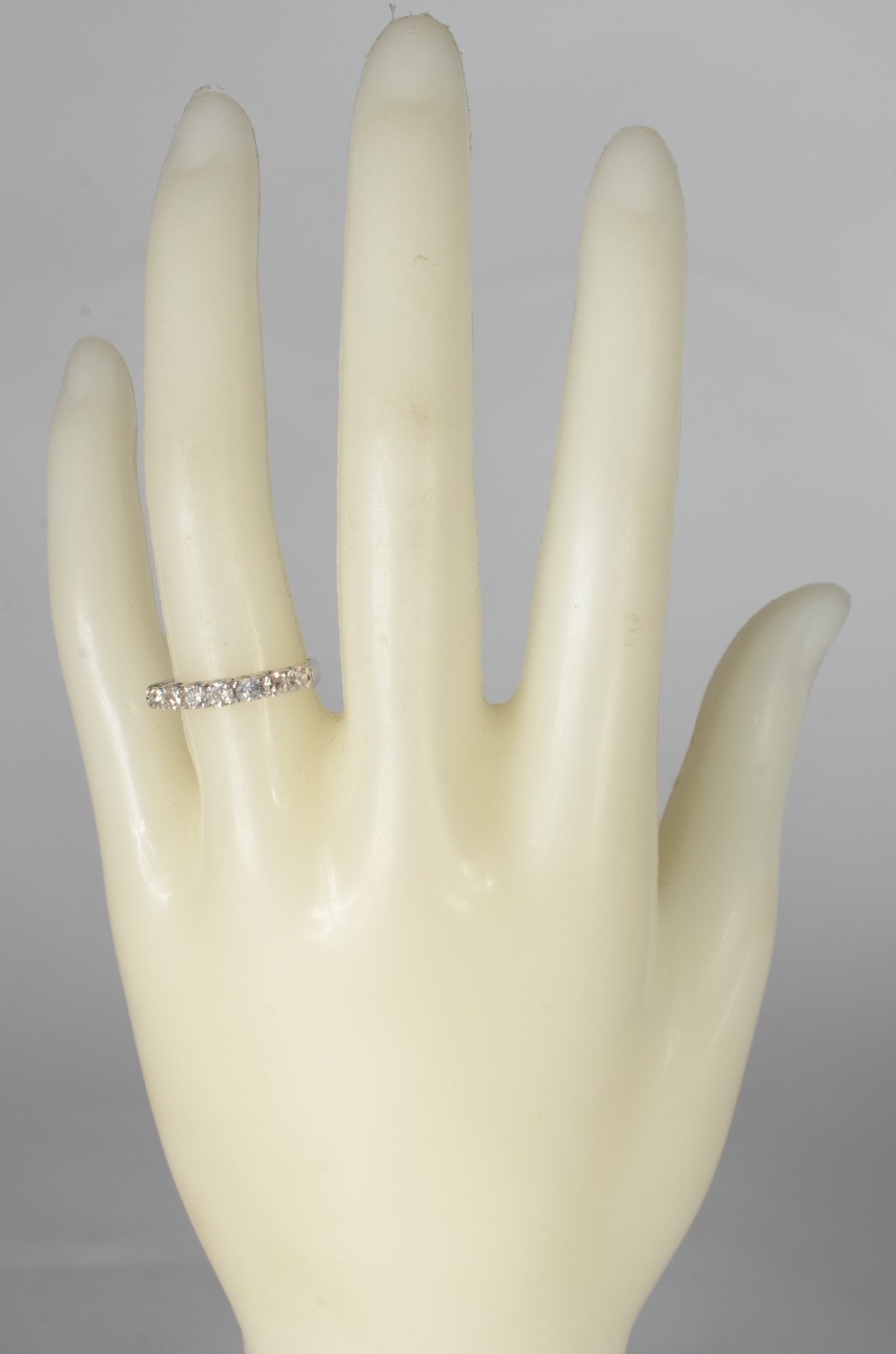 Anel de ouro branco com 7 brilhantes de 0,10 ct, aro 16. (Por motivos... - foto 6 de 6