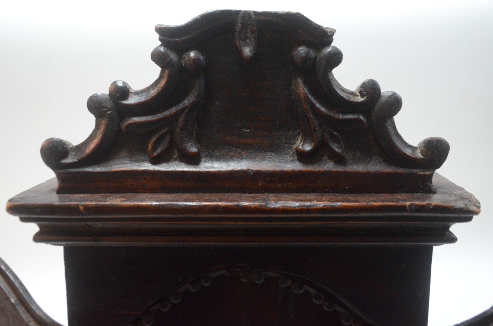 Oratório de madeira com duas portas almofadadas, encimada por frontão... - foto 4 de 6