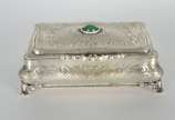 Caixa/porta jóias de prata, contraste 800 mls, ... - Caixa/porta jóias de prata, contraste 800 mls, tampa com pedra verde cabochon. Peso da prata: 350 g.  (Por motivos de segurança a peça não se en...