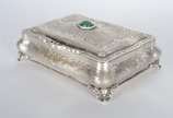 Caixa/porta jóias de prata, contraste 800 mls, ... - Caixa/porta jóias de prata, contraste 800 mls, tampa com pedra verde cabochon. Peso da prata: 350 g.  (Por motivos de segurança a peça não se en...