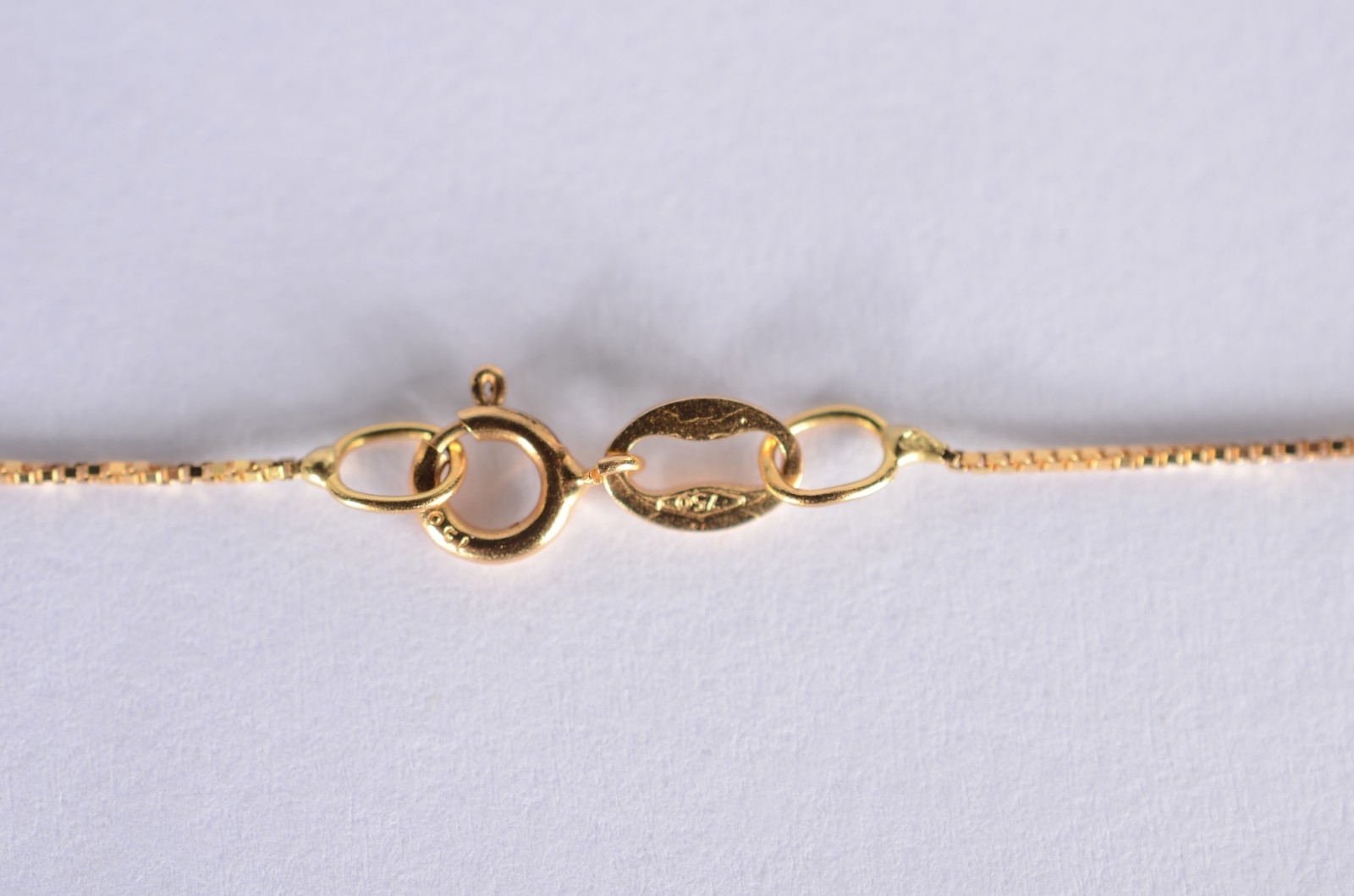Colar de ouro 18 k., contraste 750 mls com um pendente feitio... - foto 3 de 5