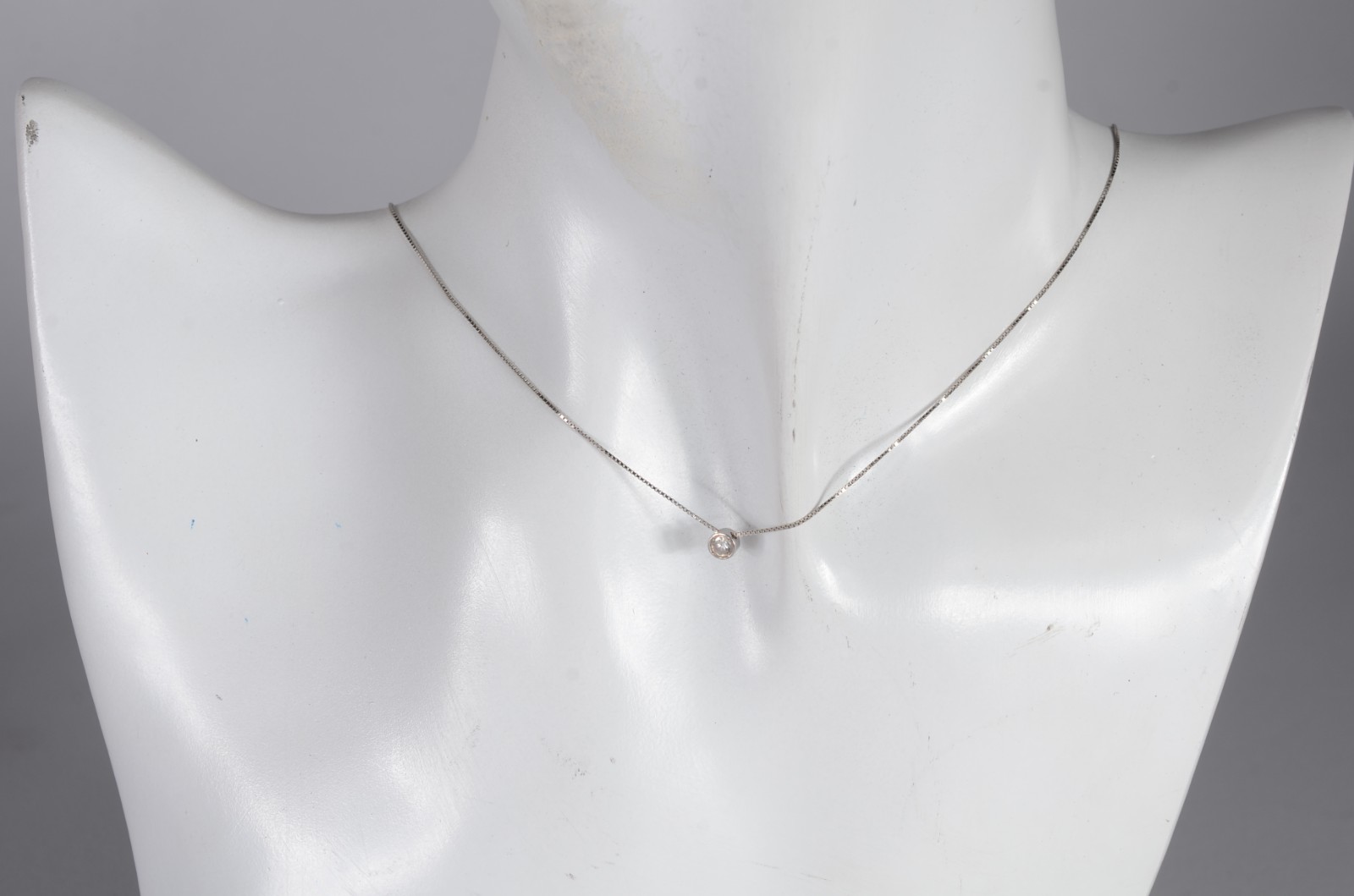Colar de ouro branco com um ponto de luz. (Por motivos de segurança a... - foto 4 de 5