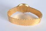 Boucheron,  - Relógio francês Boucheron feminino de pulso com caixa e pulseira de ouro 18 k, modelo 908-247. Mostrador em ouro com numerais de pontos dourados em re