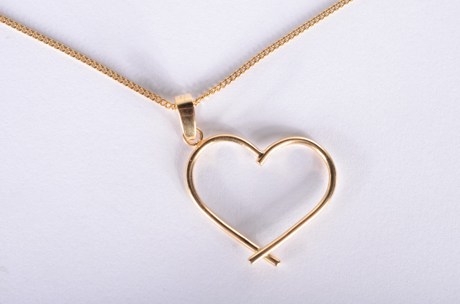Colar de ouro 18 k., com 5 pendentes feitio coração. (Por motivos de... - foto 1 de 5