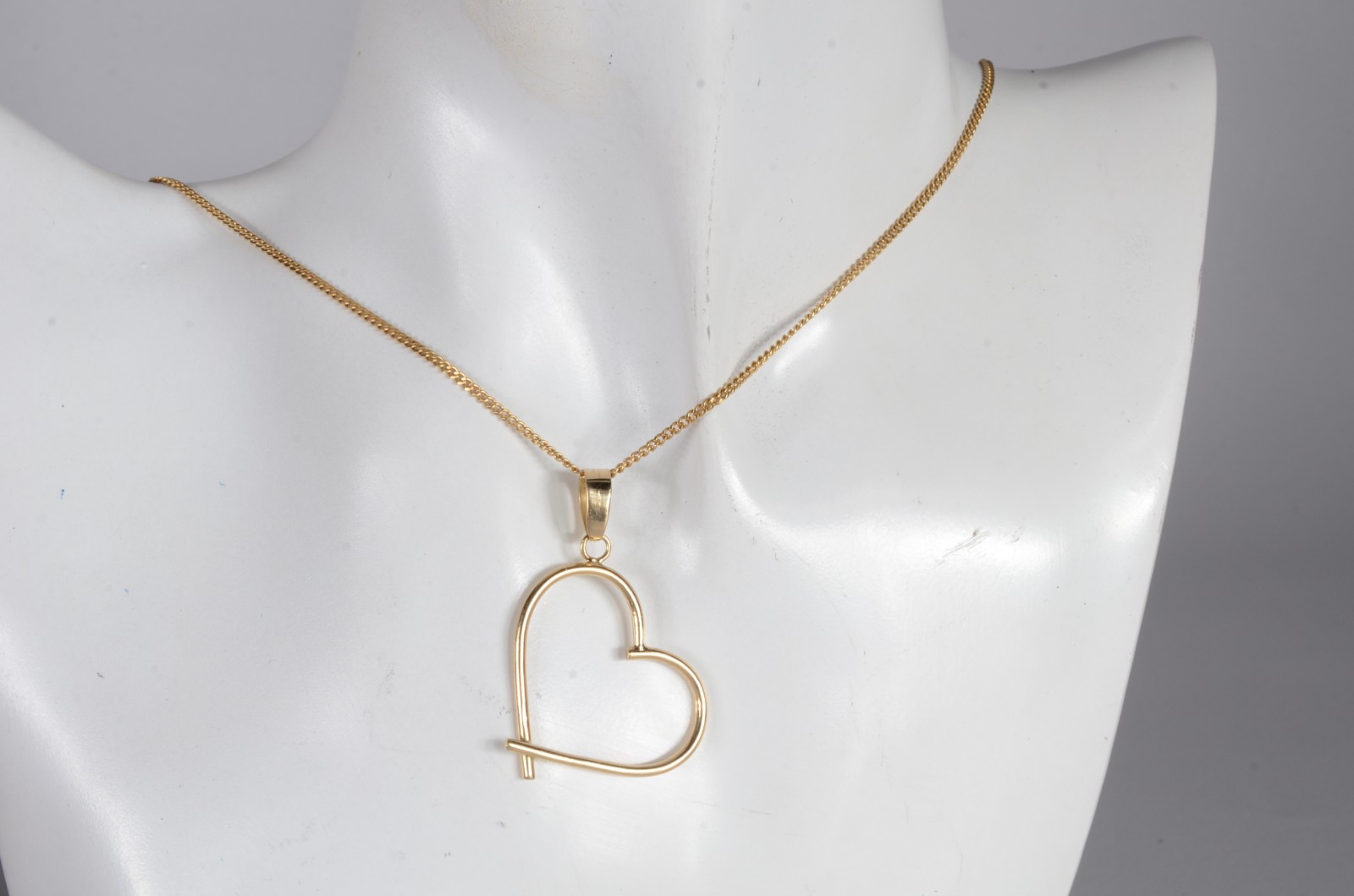 Colar de ouro 18 k., com 5 pendentes feitio coração. (Por motivos de... - foto 5 de 5
