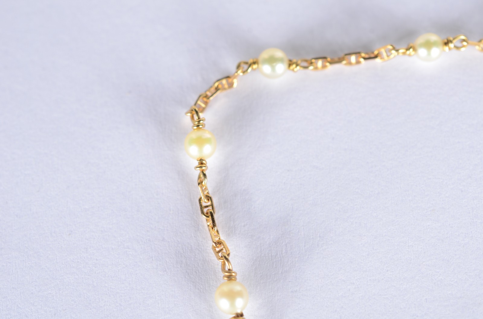 Pulseira de ouro 18 k., contraste 750 mls com perolas e cruz. (Por... - foto 5 de 6