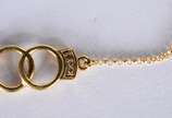 Pulseira de ouro 18 k., feitio "algemas". (Por ... - Pulseira de ouro 18 k., feitio "algemas". (Por motivos de segurança a peça não se encontra na loja).