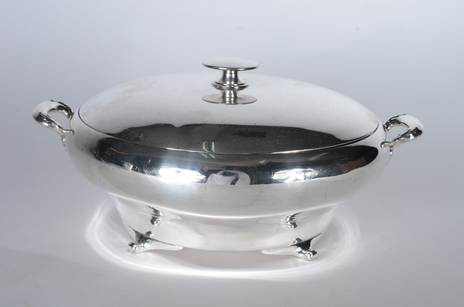 Duas peças de metal prateado, sendo: jarra para água e porta pirex. - foto 2 de 9