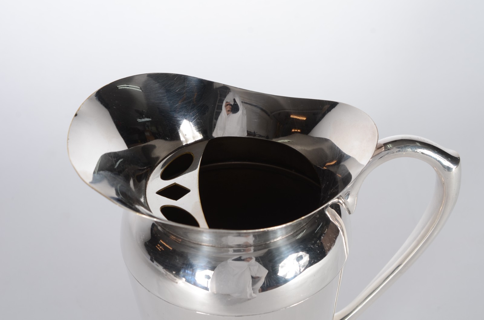 Duas peças de metal prateado, sendo: jarra para água e porta pirex. - foto 4 de 9