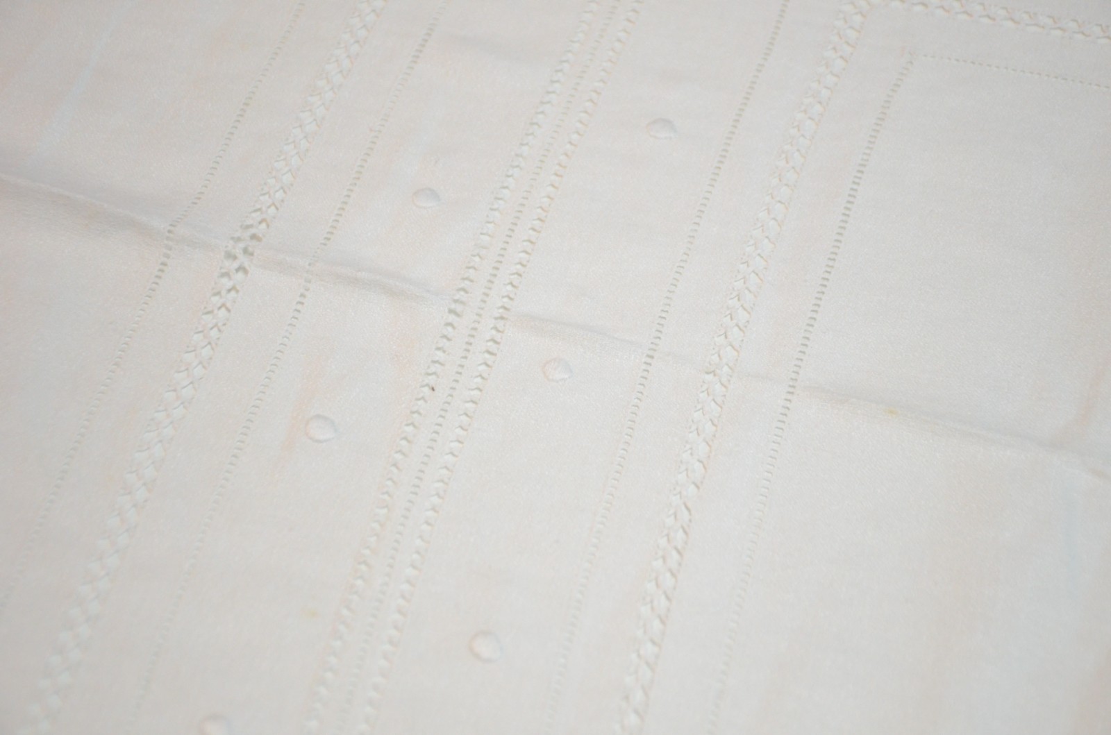 Duas toalhas brancas com bordados. - foto 3 de 5