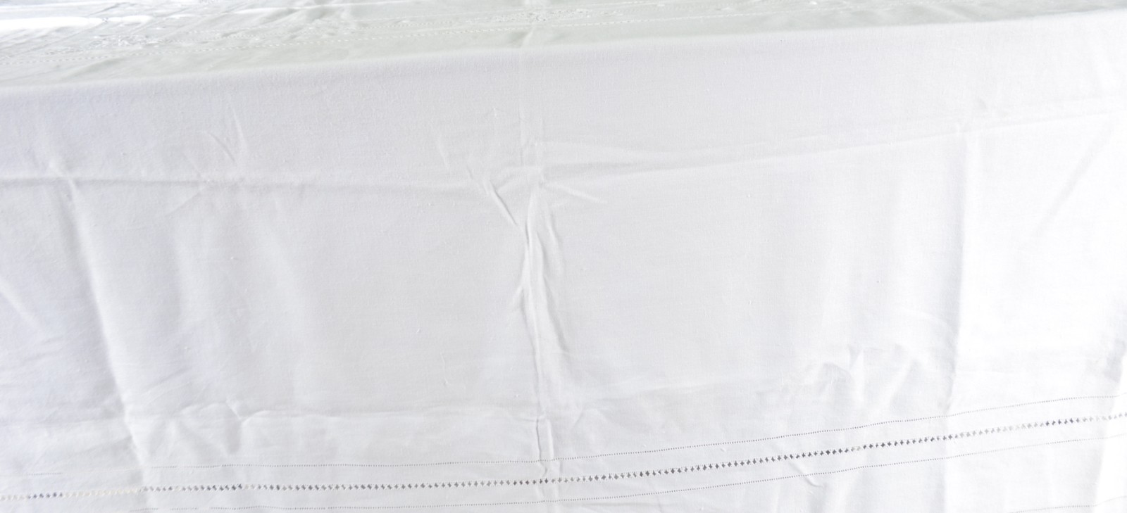 Duas toalhas brancas com bordados. - foto 4 de 5