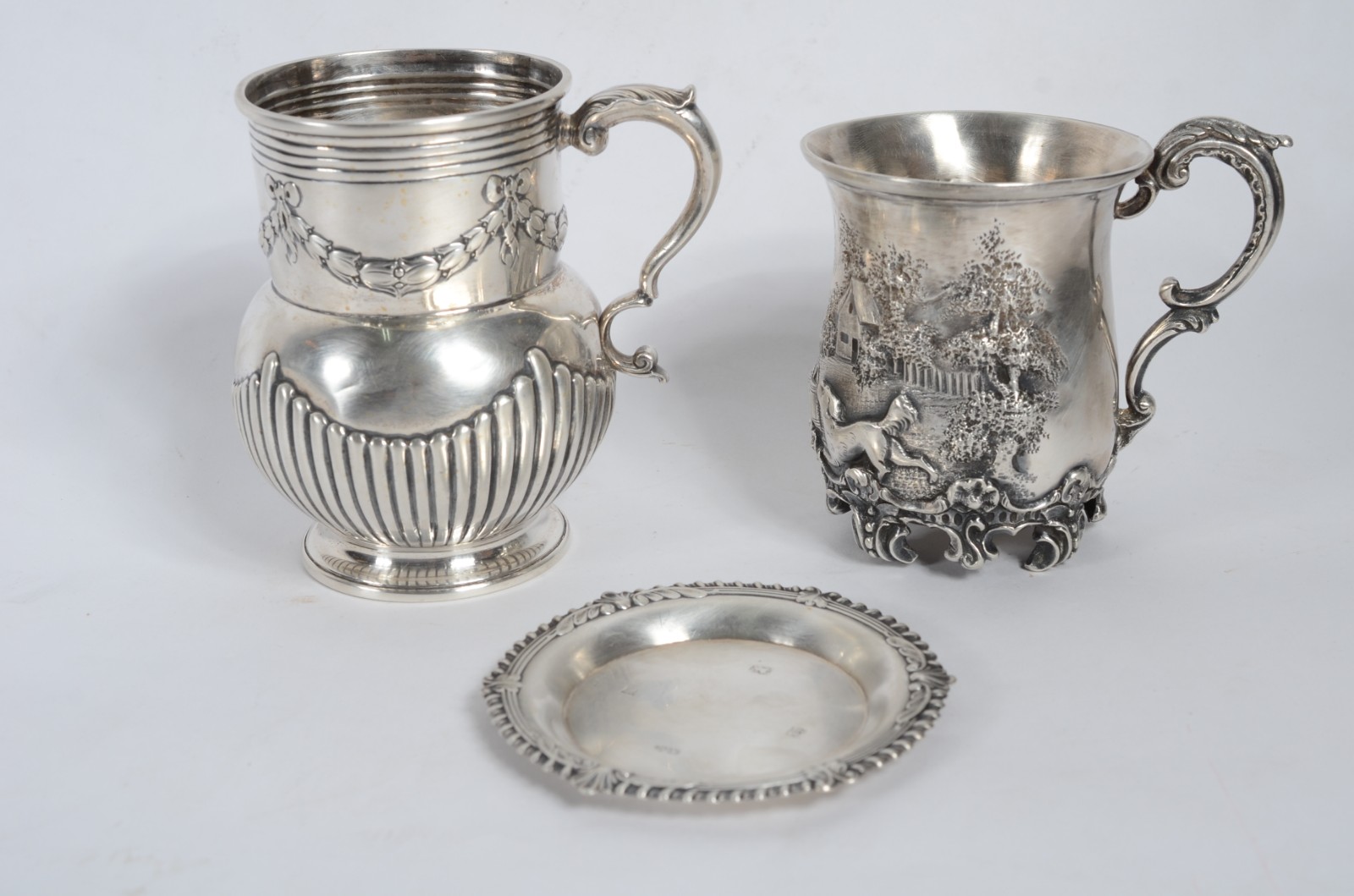 Três peças de prata inglesa, contrastadas, sendo: caneca, cremeira e... - foto 1 de 8