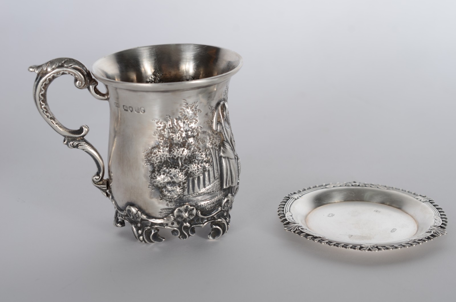 Três peças de prata inglesa, contrastadas, sendo: caneca, cremeira e... - foto 2 de 8