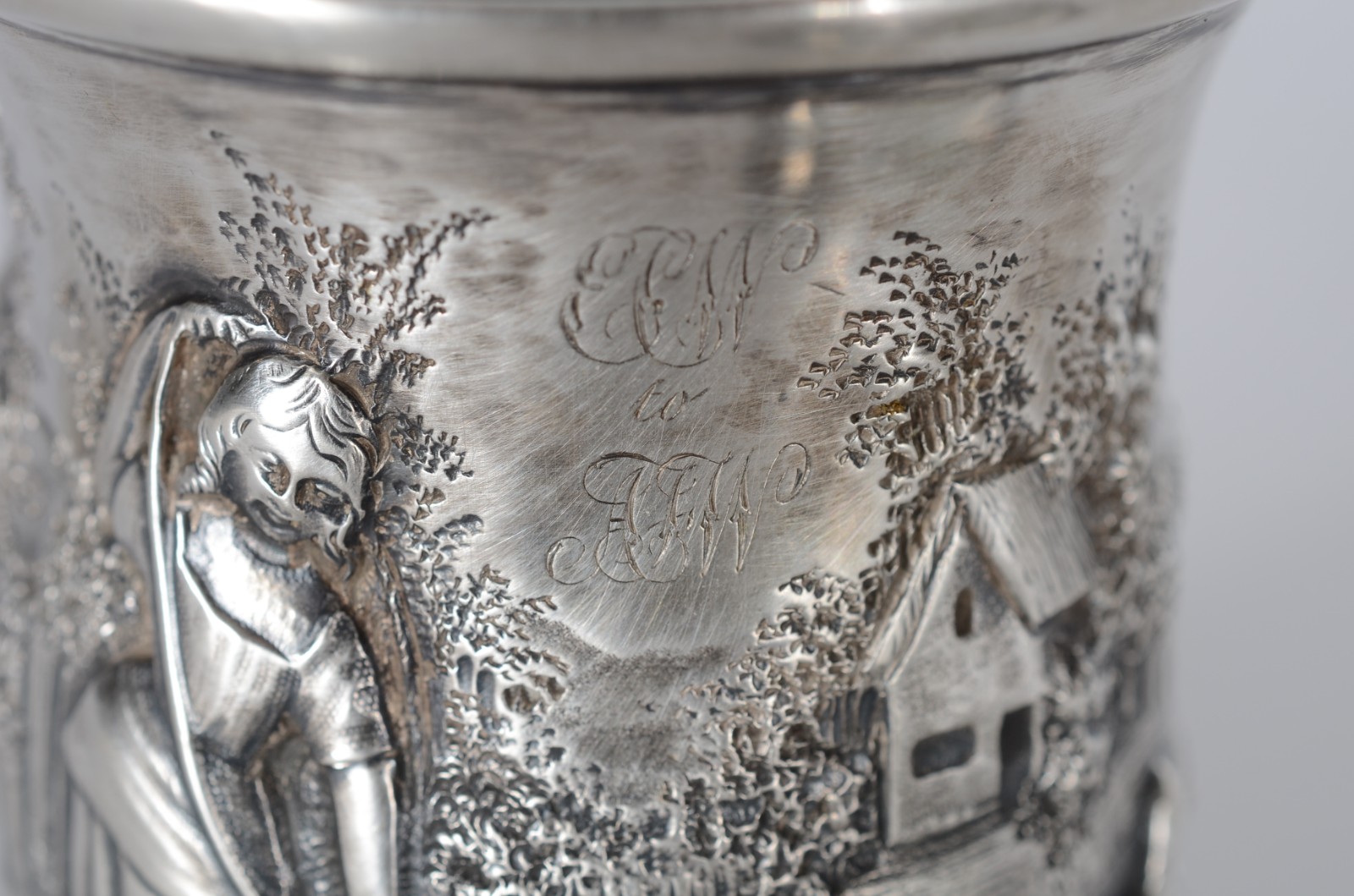Três peças de prata inglesa, contrastadas, sendo: caneca, cremeira e... - foto 4 de 8