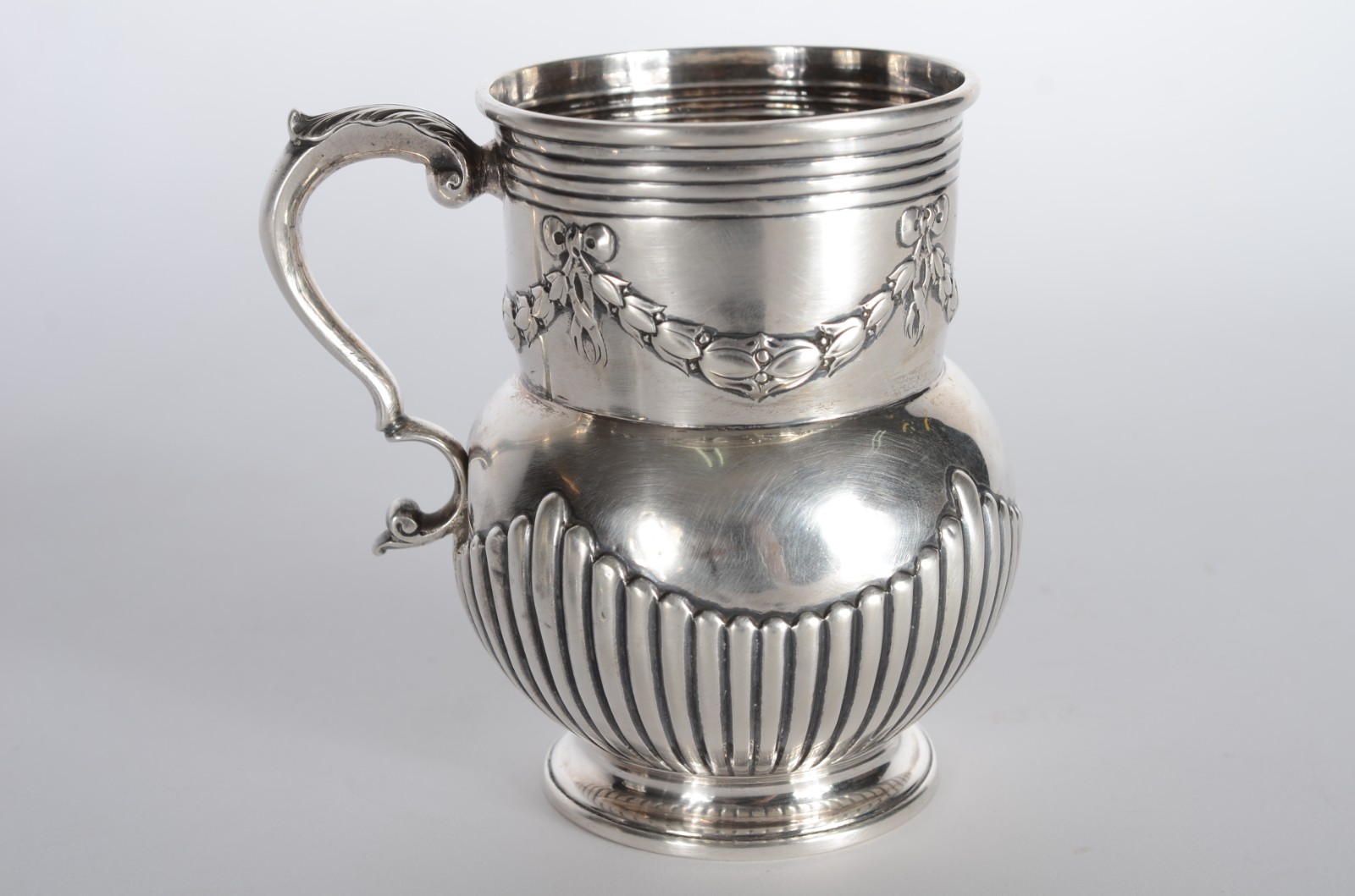 Três peças de prata inglesa, contrastadas, sendo: caneca, cremeira e... - foto 5 de 8