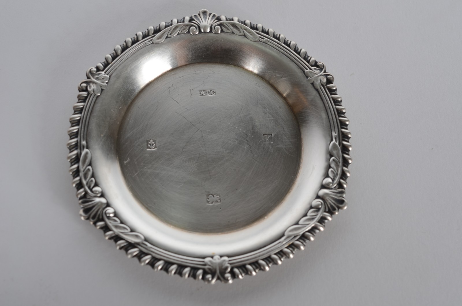 Três peças de prata inglesa, contrastadas, sendo: caneca, cremeira e... - foto 7 de 8