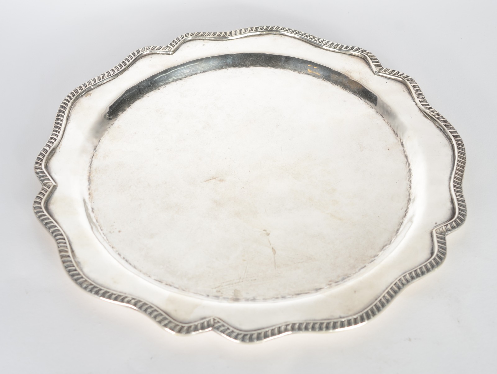 Travessa de prata com borda recortada. Peso da prata: 770 g. (Por... - foto 1 de 4