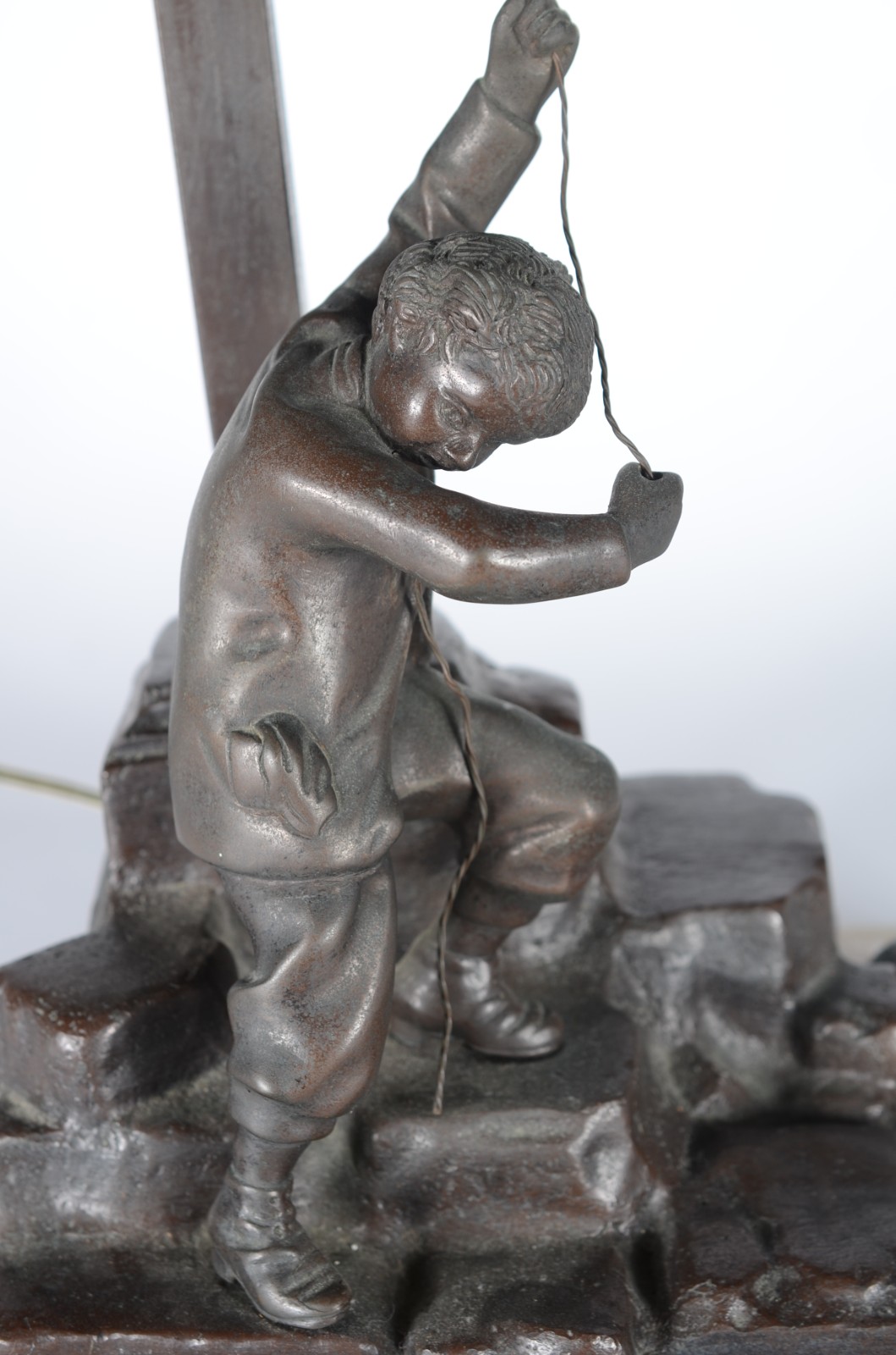 Luminária de bronze representando figura, base de mármore. - foto 4 de 4