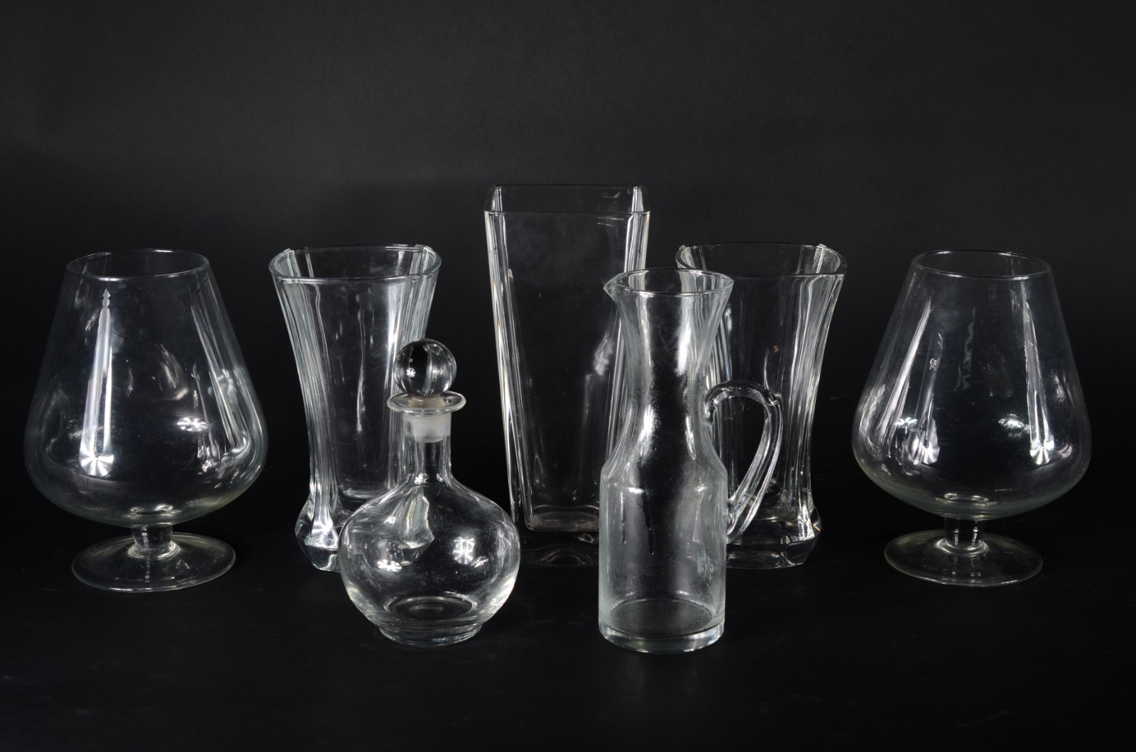 Diversas peças de vidro, sendo: 3 vasos , 2 taças grandes, jarra e... - foto 1 de 6