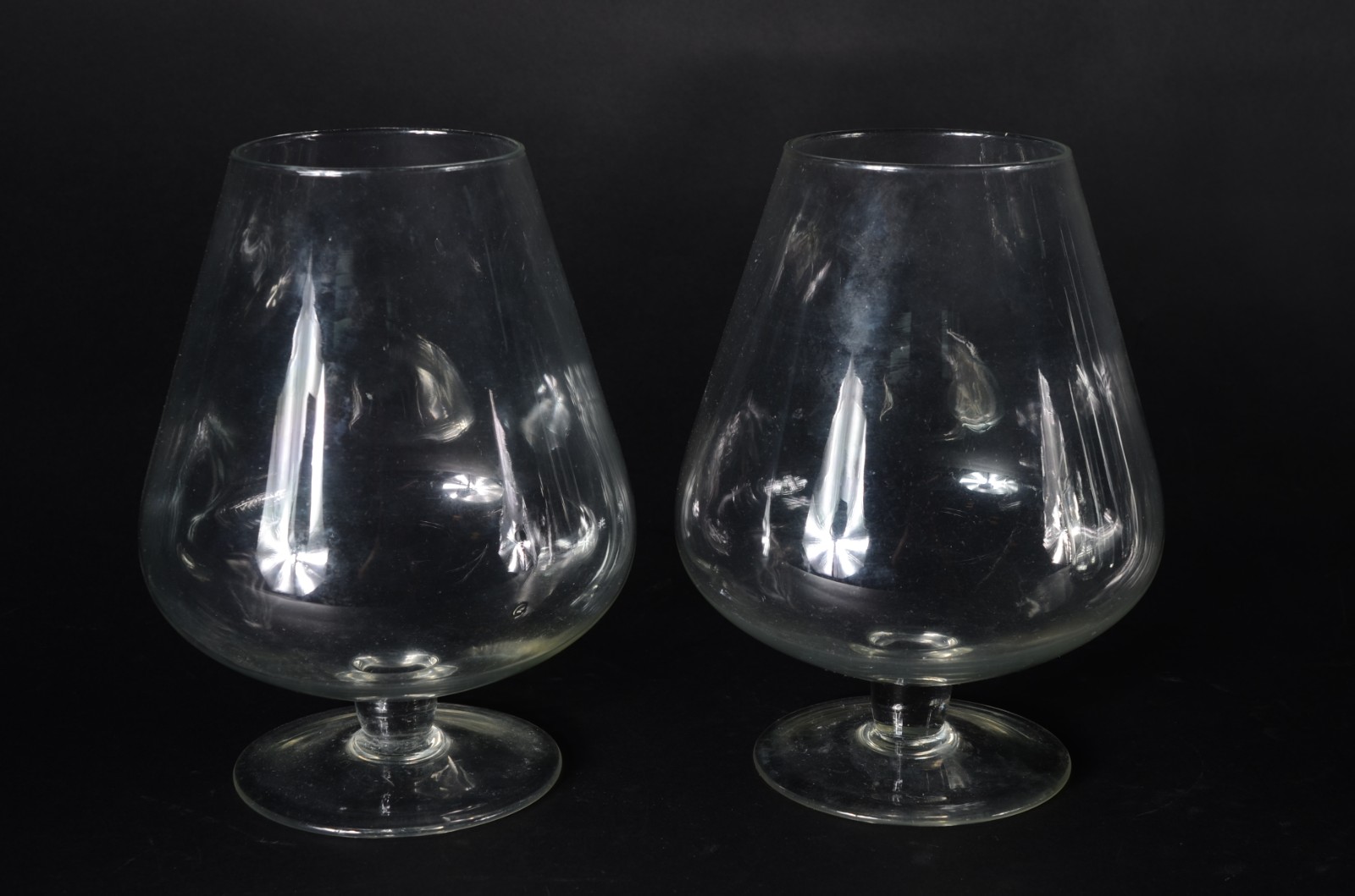 Diversas peças de vidro, sendo: 3 vasos , 2 taças grandes, jarra e... - foto 3 de 6