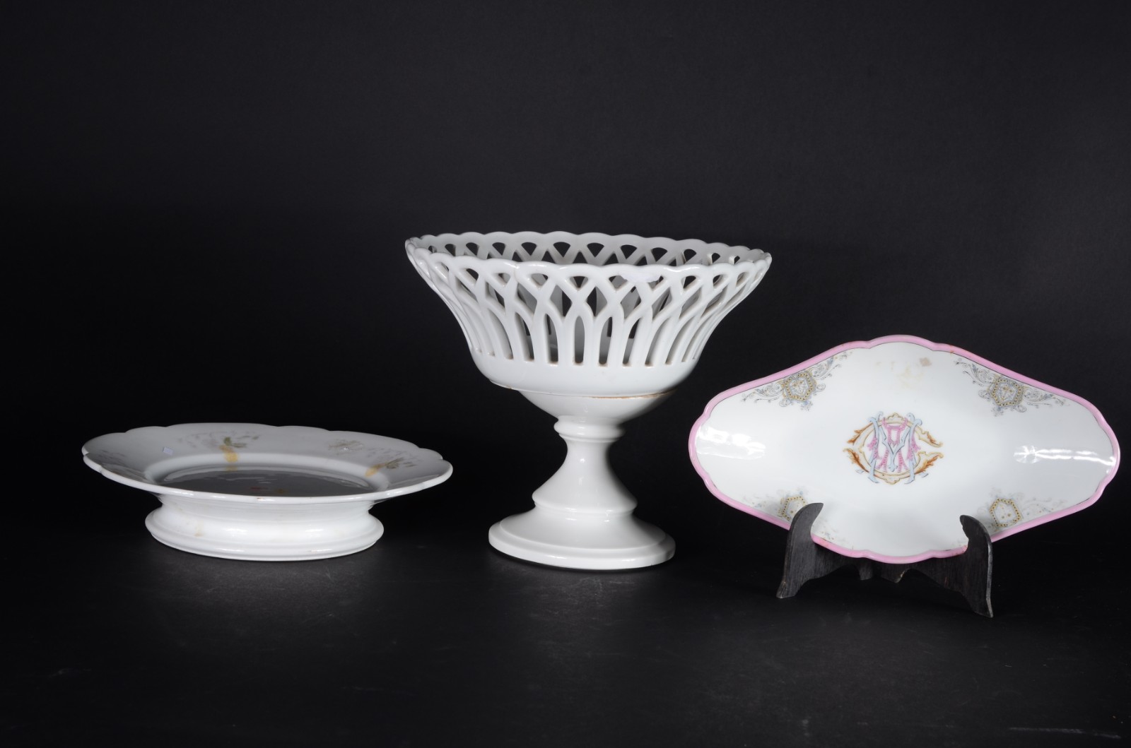 Três peças de porcelana. - foto 1 de 7
