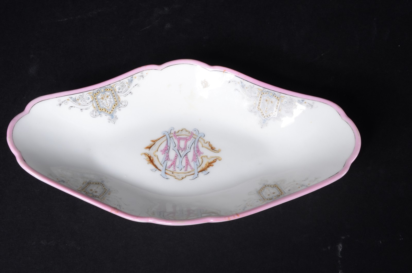 Três peças de porcelana. - foto 4 de 7