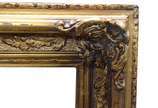 Espelho com moldura de madeira entalhada e dour... - Espelho com moldura de madeira entalhada e dourada.